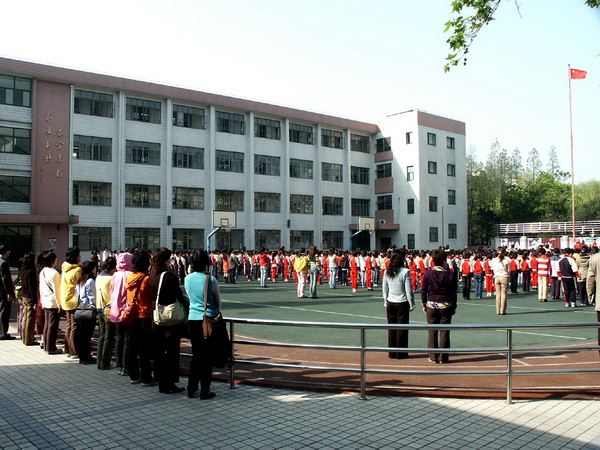 香港学员在内地学校观摩升国旗仪式