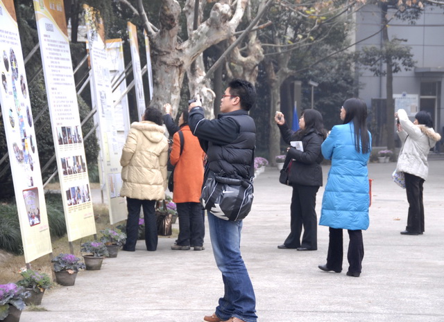 在考察中学习